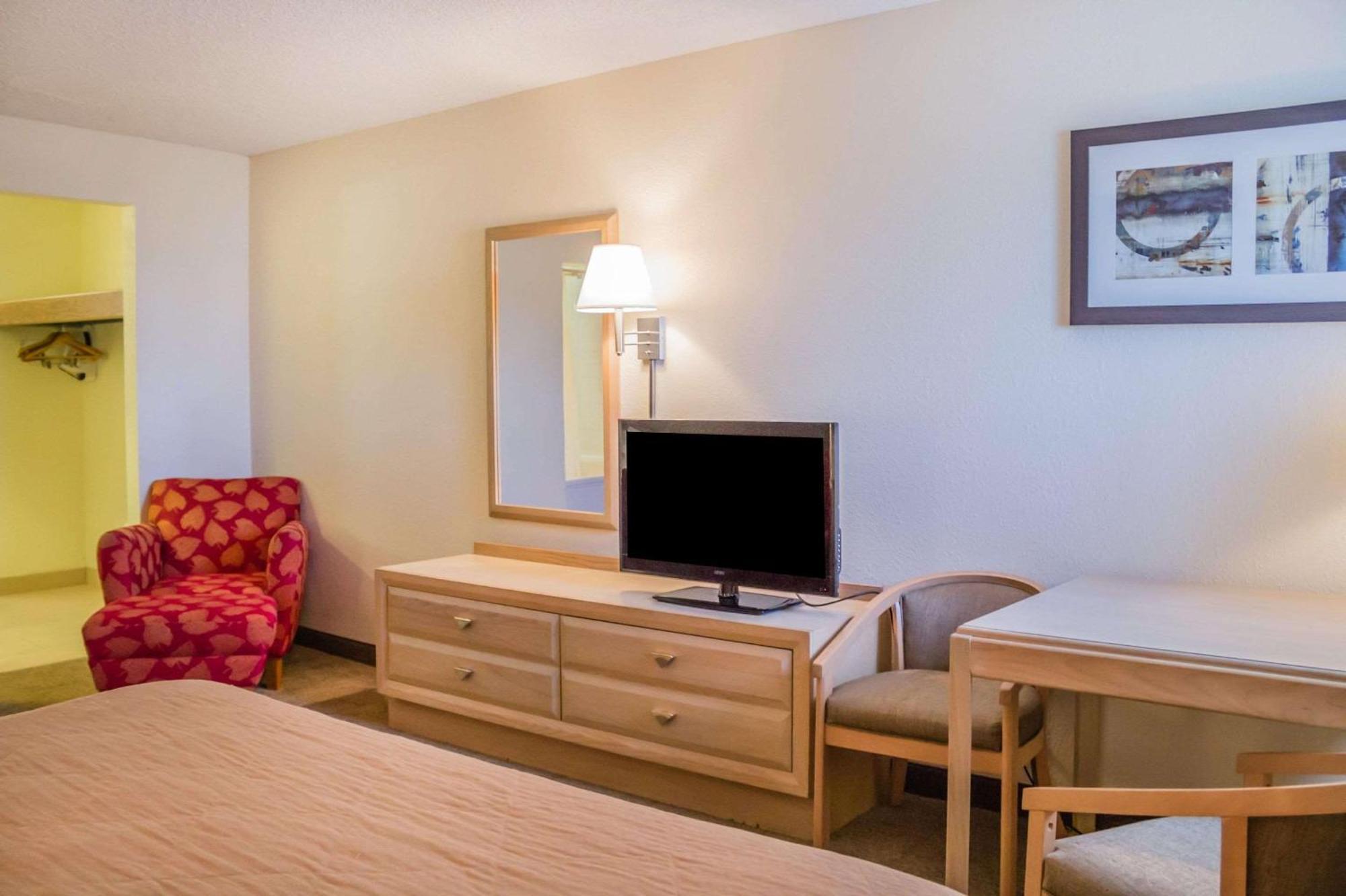 King Room with Front Lake View and Whirlpool - Non-Smoking,1279787305:JPEG