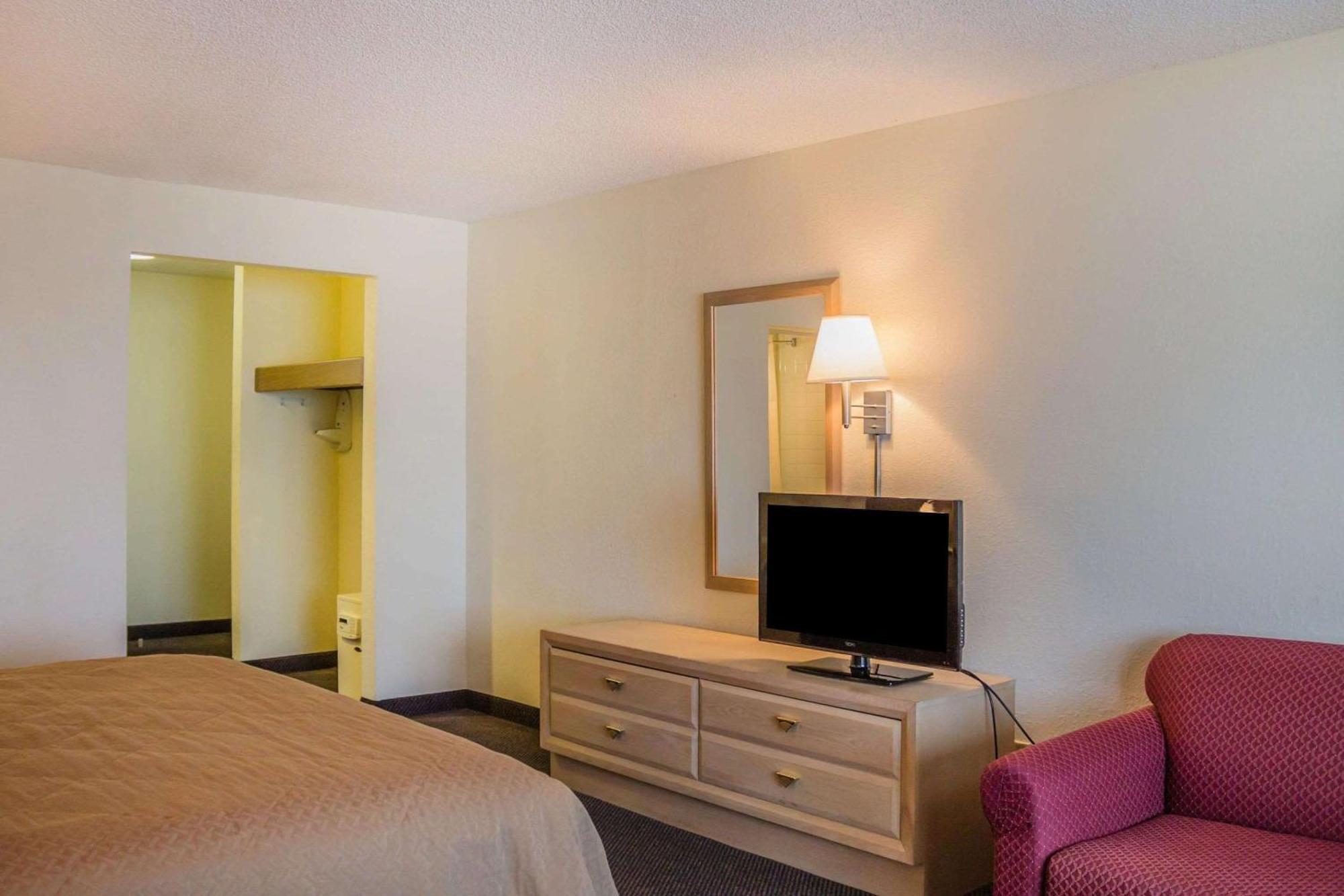 King Room with Front Lake View - Non-Smoking,1706187811:JPEG